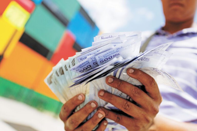 貨幣急貶 兌美元匯率一年狂飆479%