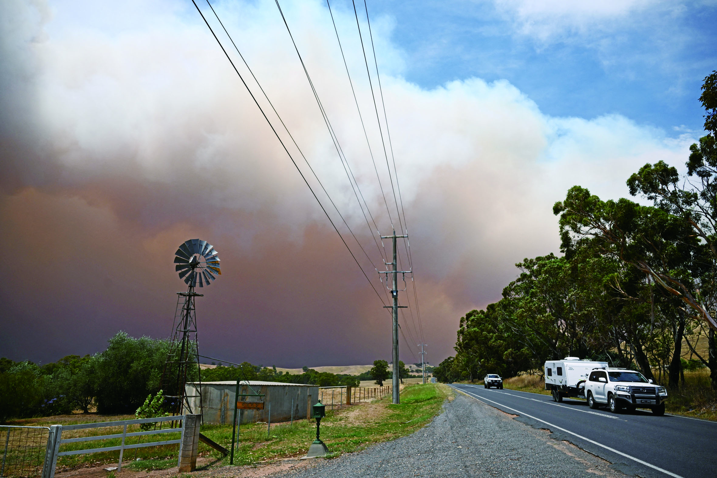 山火導致區域內濃煙密布。路透社