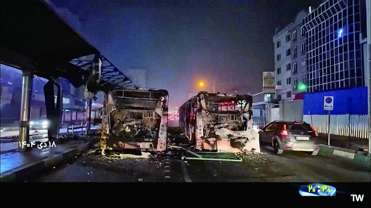 伊朗首都德黑蘭，燒成空殼的車輛停在街頭。路透社