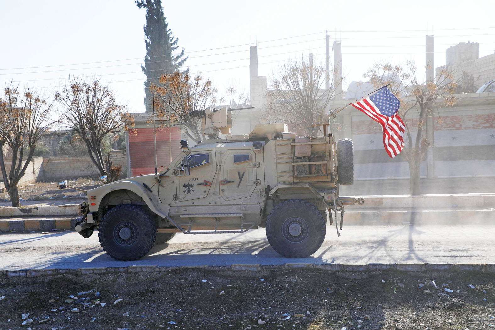 美軍加強打擊力道，確保敘利亞穩定，圖為一輛美軍車輛在敘利亞街頭巡邏。路透社
