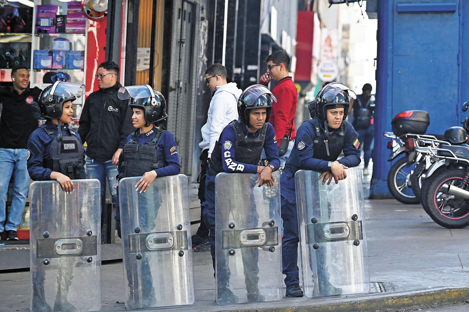 在委內瑞拉首都加拉加斯，警方在議會大樓附近站崗。路透社