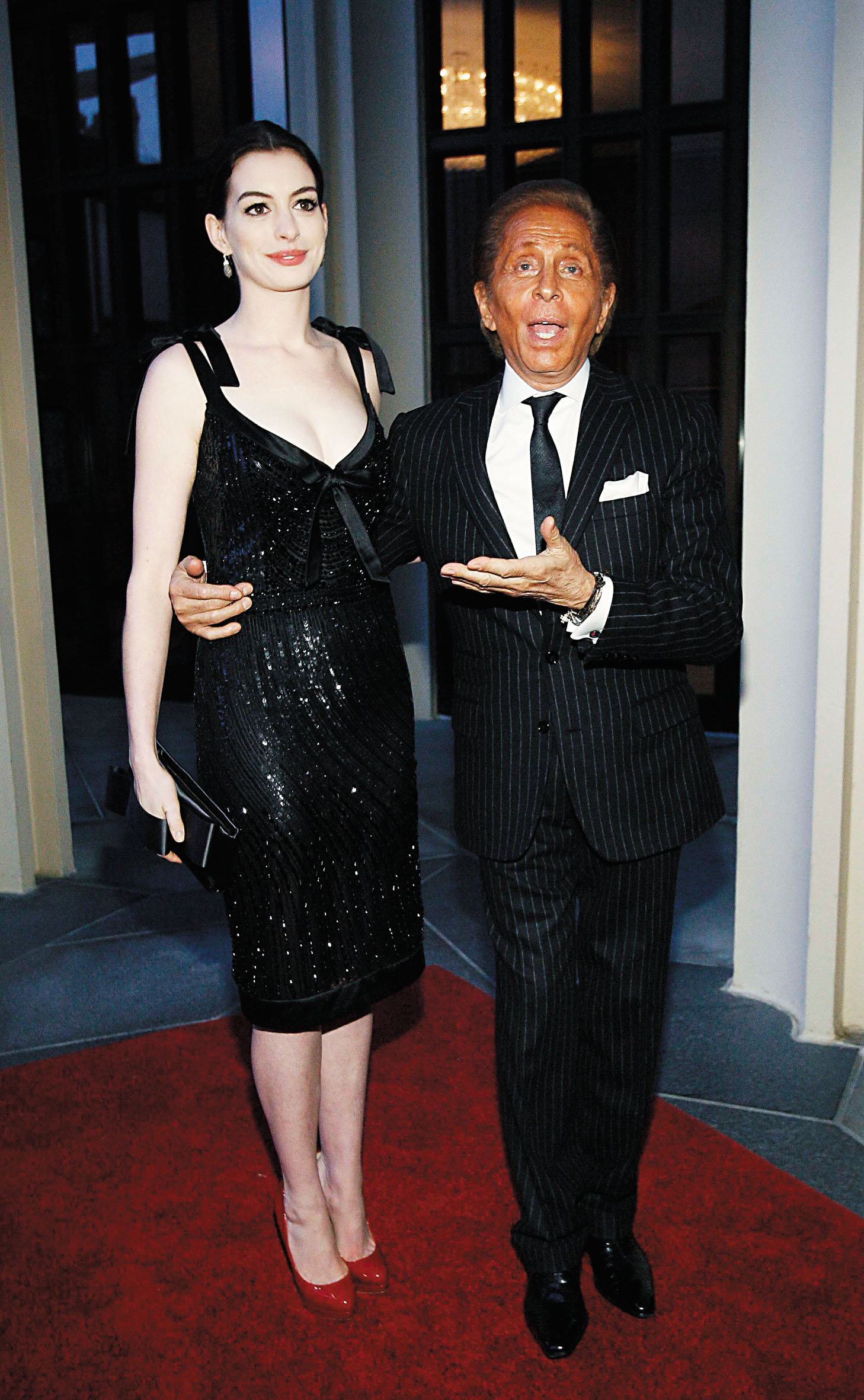 華倫天奴與許多荷里活明星關係良好，圖為他與安妮夏菲維互動。路透社資料圖片