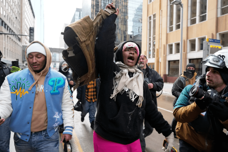 明州反ICE示威衝突不斷 保守派網紅集會遭數百人圍攻驅離