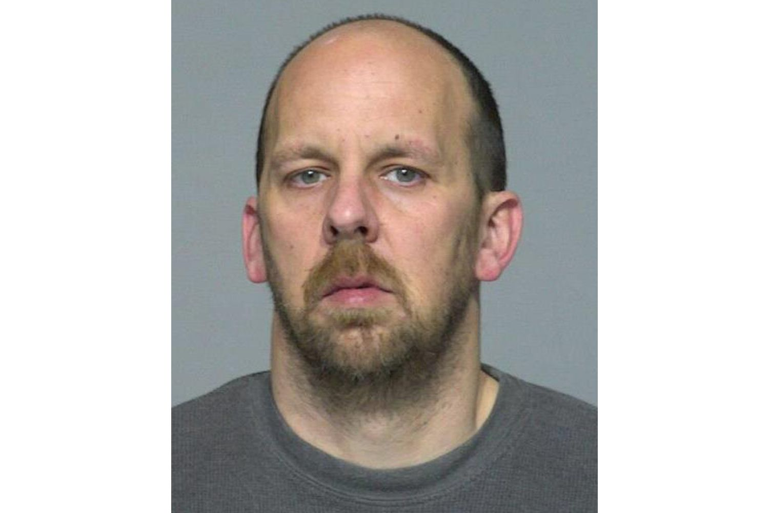 不滿鄰居吸大麻 惡漢縱火燒公寓 慈母為救9歲女將其拋出窗外