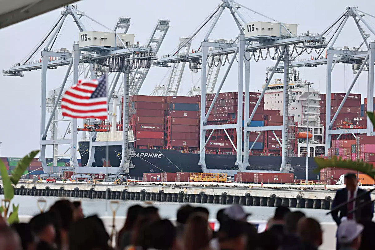 去年，長堤港處理了980萬個貨櫃。洛杉磯時報