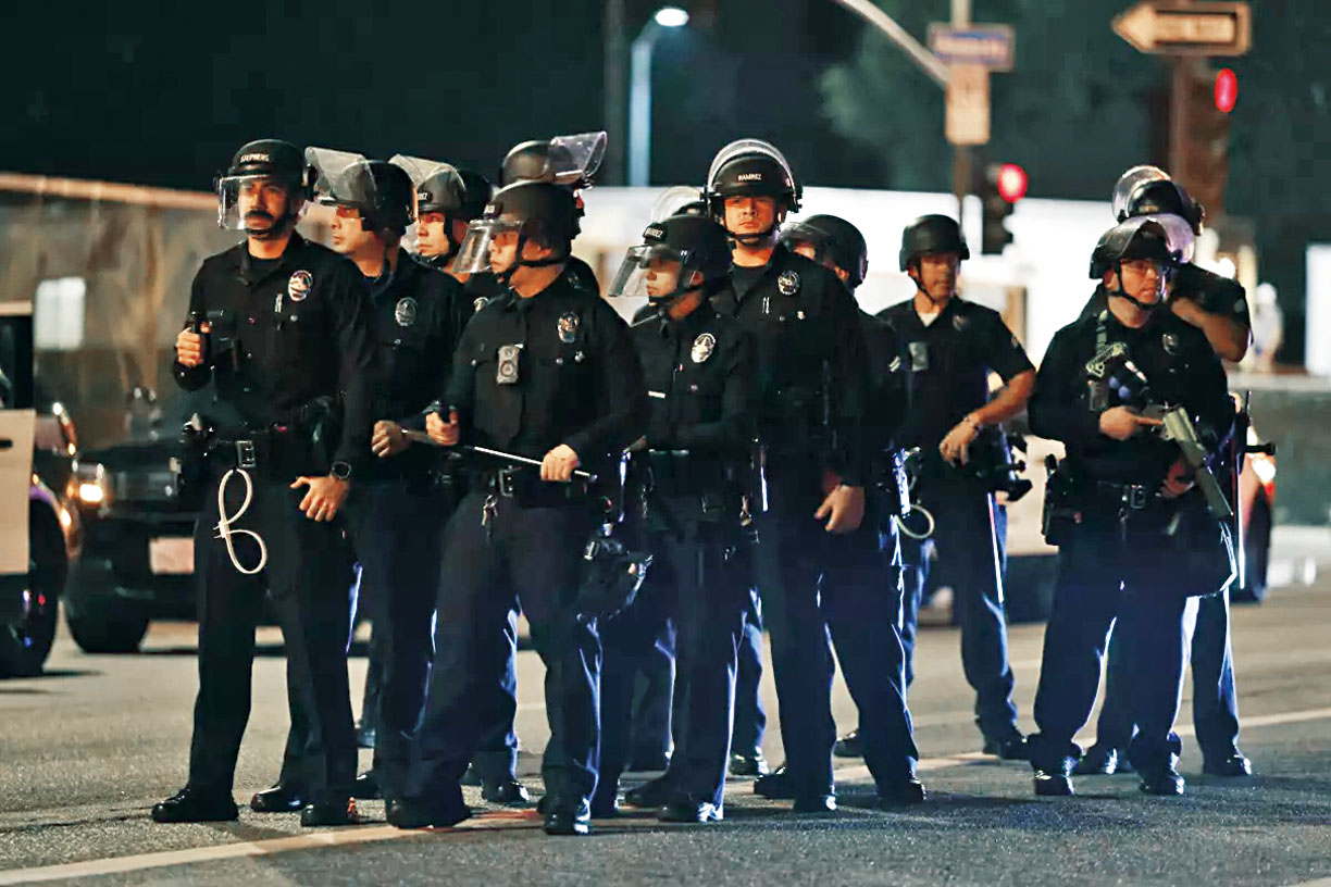 去年9月，洛市警察抵達聯邦大樓外，驅散呼籲移民權利的示威者。洛杉磯時報