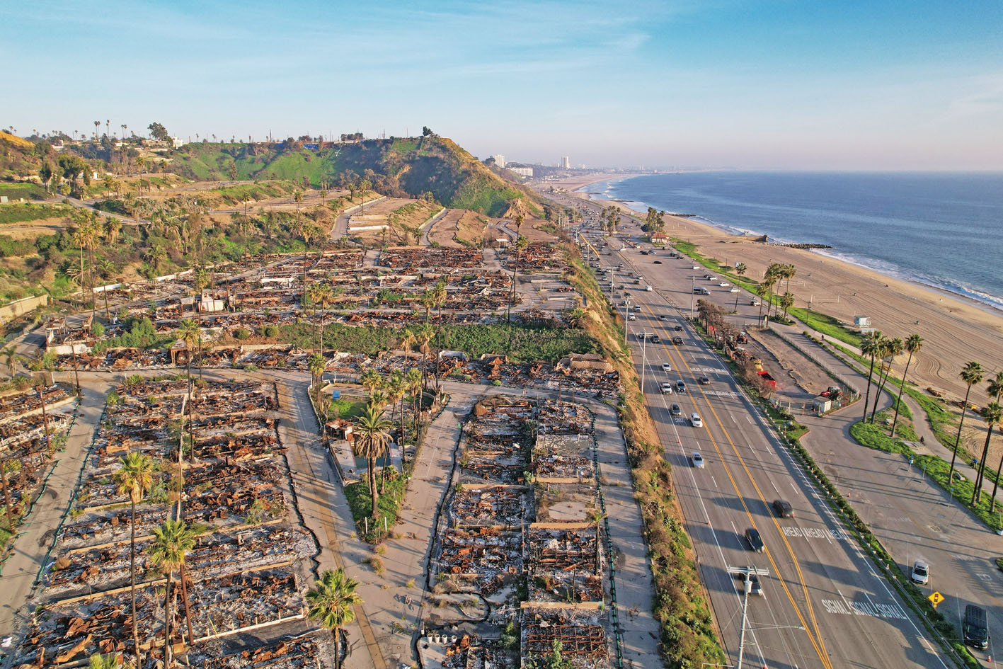 圖為12月洛杉磯帕利塞茲社區一個已清理的街區，多棟在山火中受損的住宅僅餘殘骸。美聯社