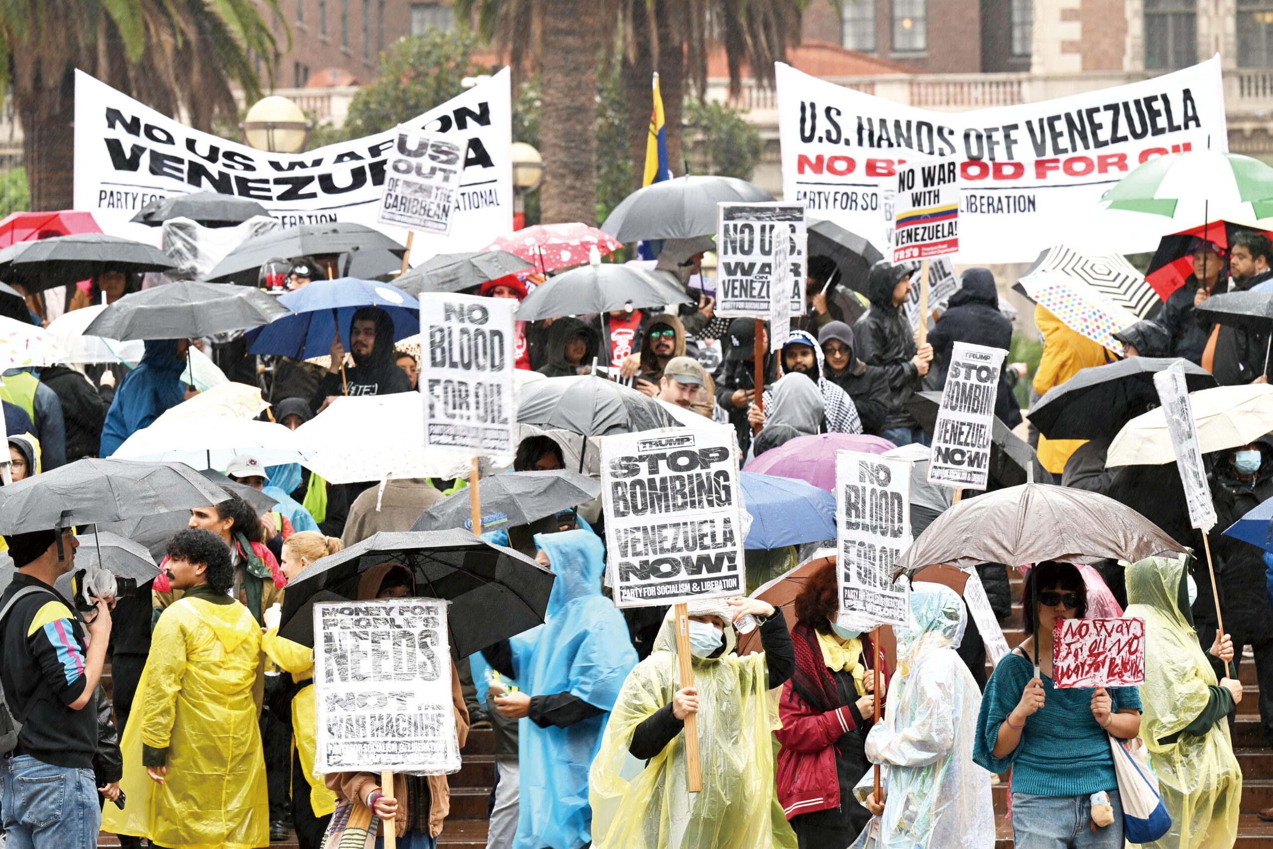 洛杉磯示威者冒雨抗議，譴責美國對委內瑞拉的軍事行動。美聯社