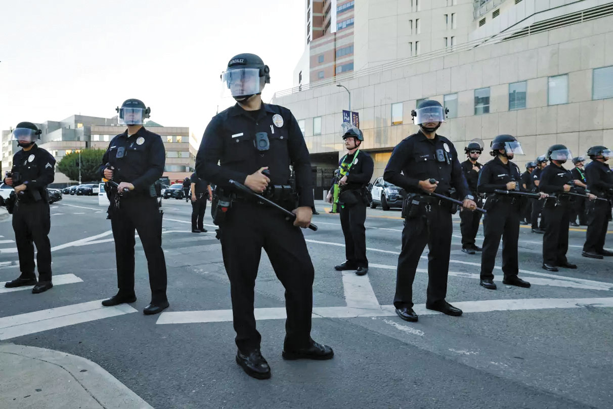 去年10月，在洛杉磯市中心舉行抗議活動中，警察現場出勤。洛杉磯時報