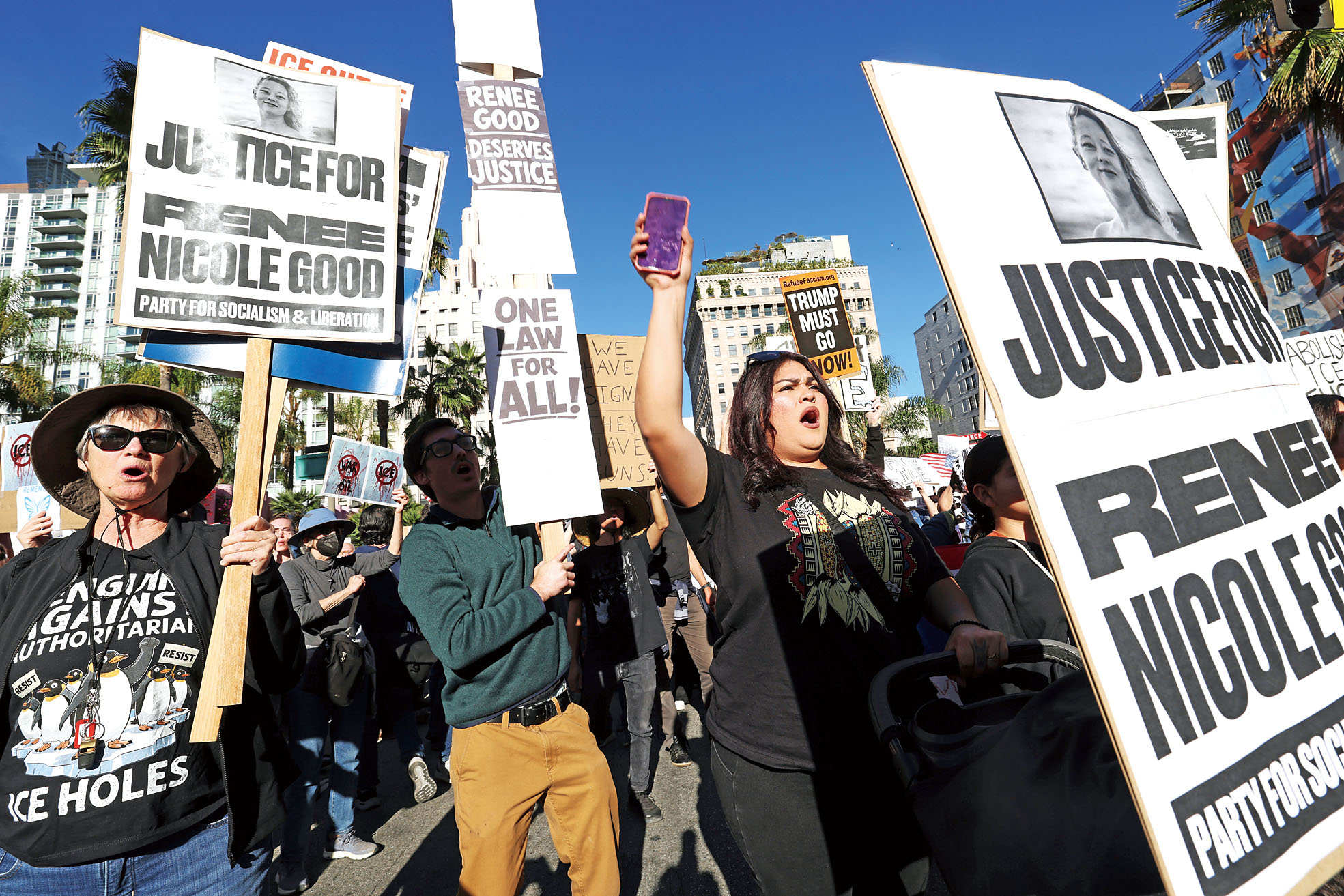 洛杉磯民眾集會示威，為日前命喪ICE探員槍下的古德討公道。美聯社
