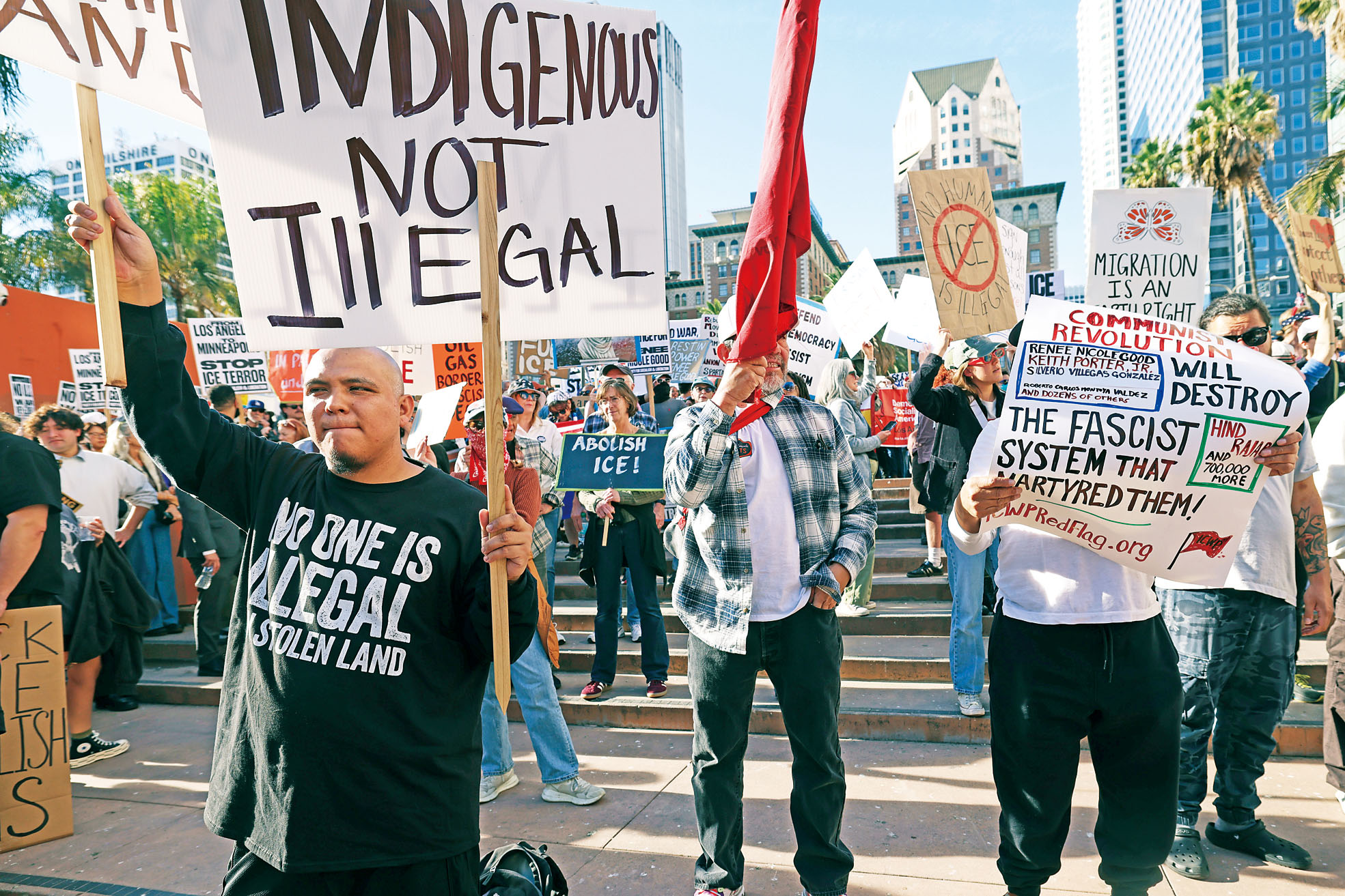 民眾在洛杉磯集會示威，要求終止聯邦移民執法行動。美聯社