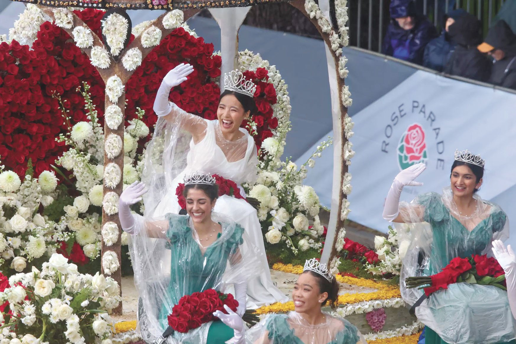 2026年玫瑰花車遊行中的「玫瑰宮廷」，包括華裔玫瑰皇后郭睿恬（Serena Guo，上）。洛杉磯時報