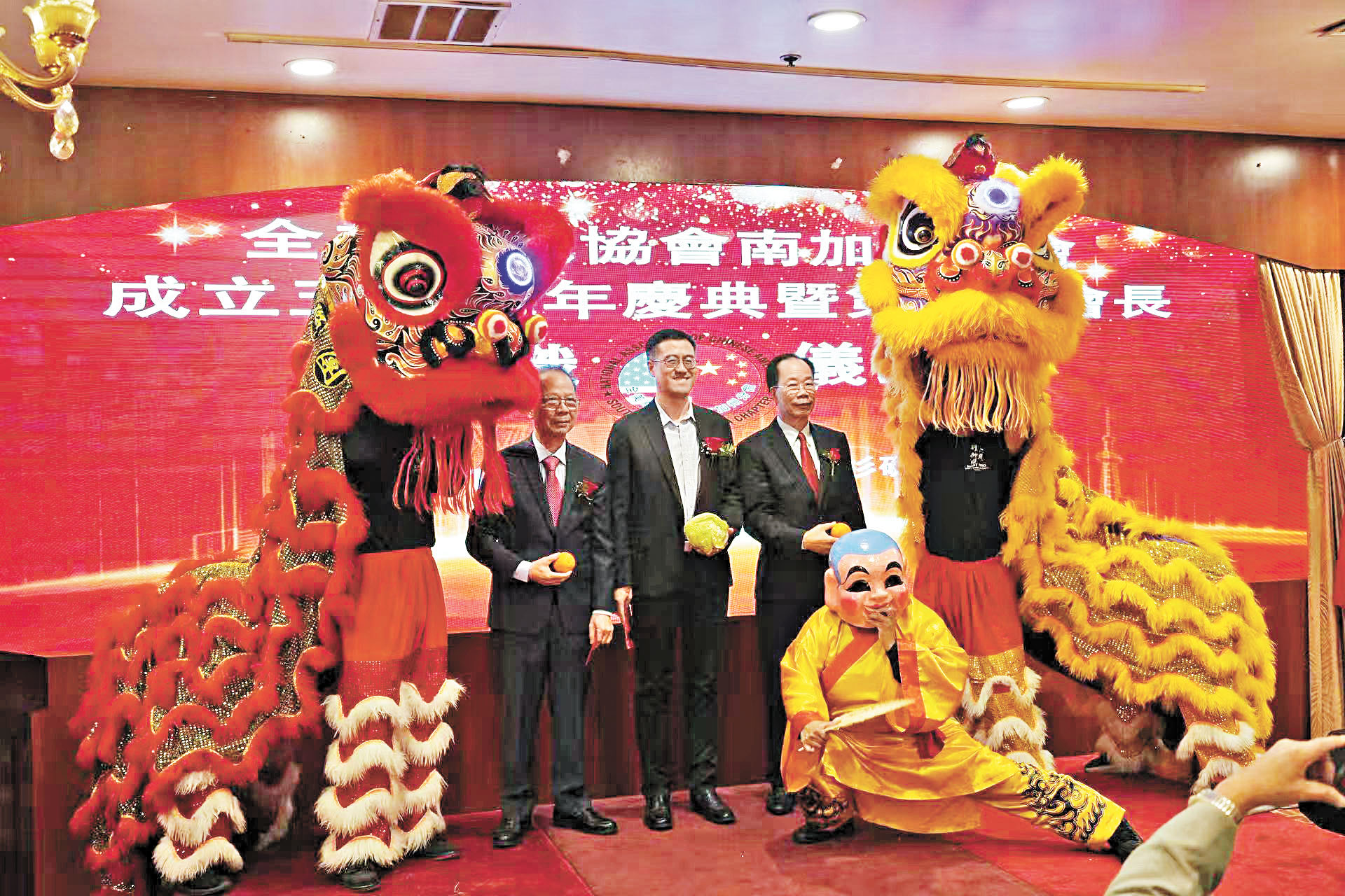 祥獅獻瑞，為現場帶來好彩頭。本報記者攝