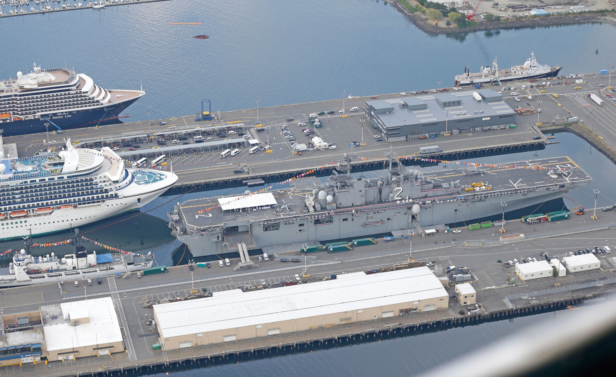 攝於2014年8月2日的空拍照片顯示，美國海軍「埃塞克斯號」軍艦停靠在西雅圖市中心附近。美聯社