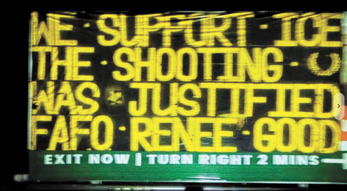 215號公路旁廣告看板 遭竄改支持移民局