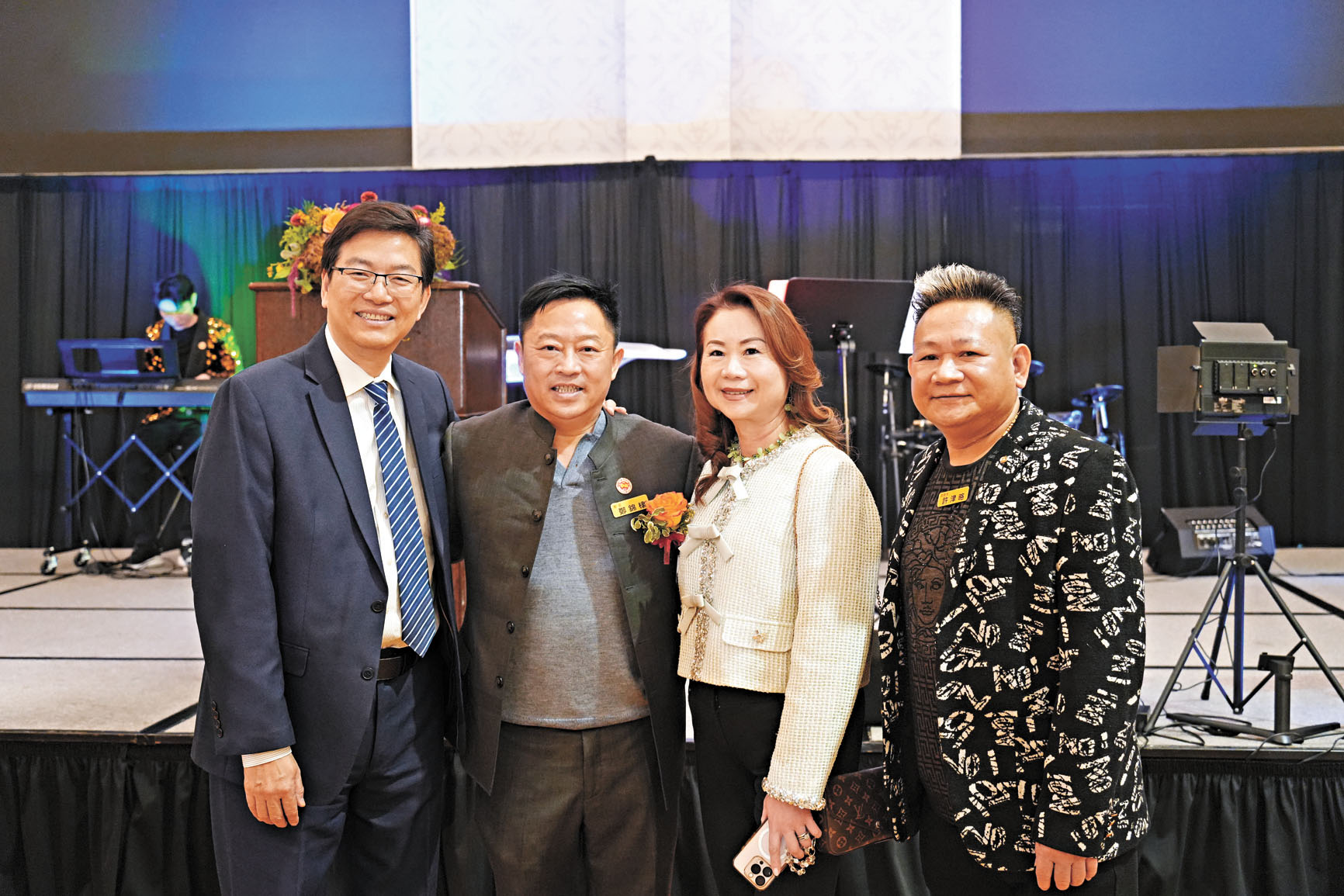 星島日報美西版社長兼總編輯梁建鋒（左一）及夫人（左三）與會長鄭錦棣（左二）合影。本報記者攝