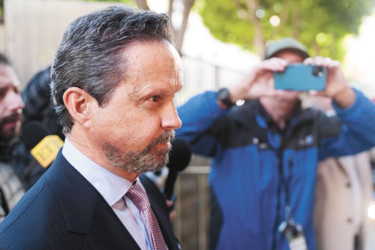 涉殺親生父母　尼克萊納轉聘公設辯護人