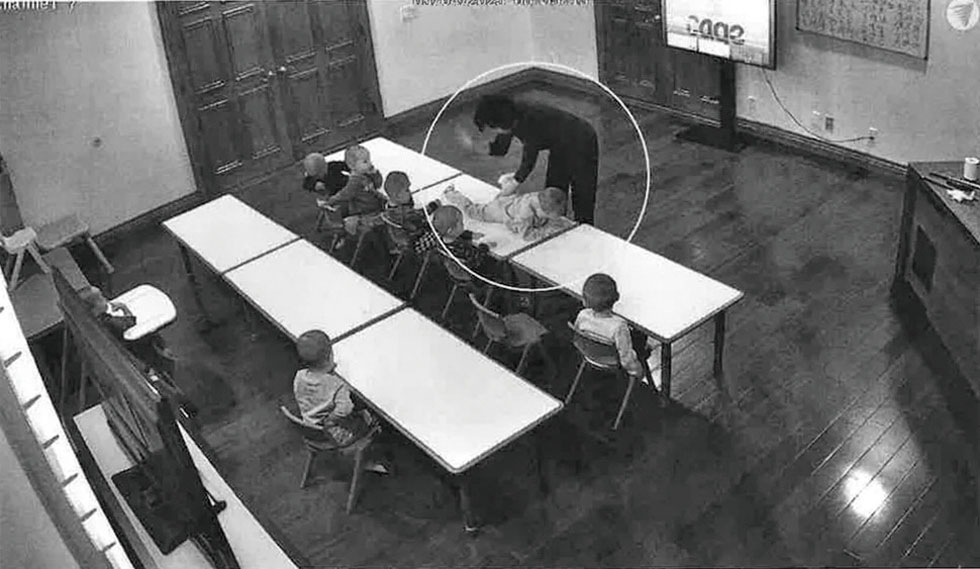 警方取得宅內監視影像顯示，8名幼童頭髮剪短，坐在教室般環境。其中一張影像，一名成人（描述為「老師/保姆」）將孩子放在桌上打屁股。警方取得影像