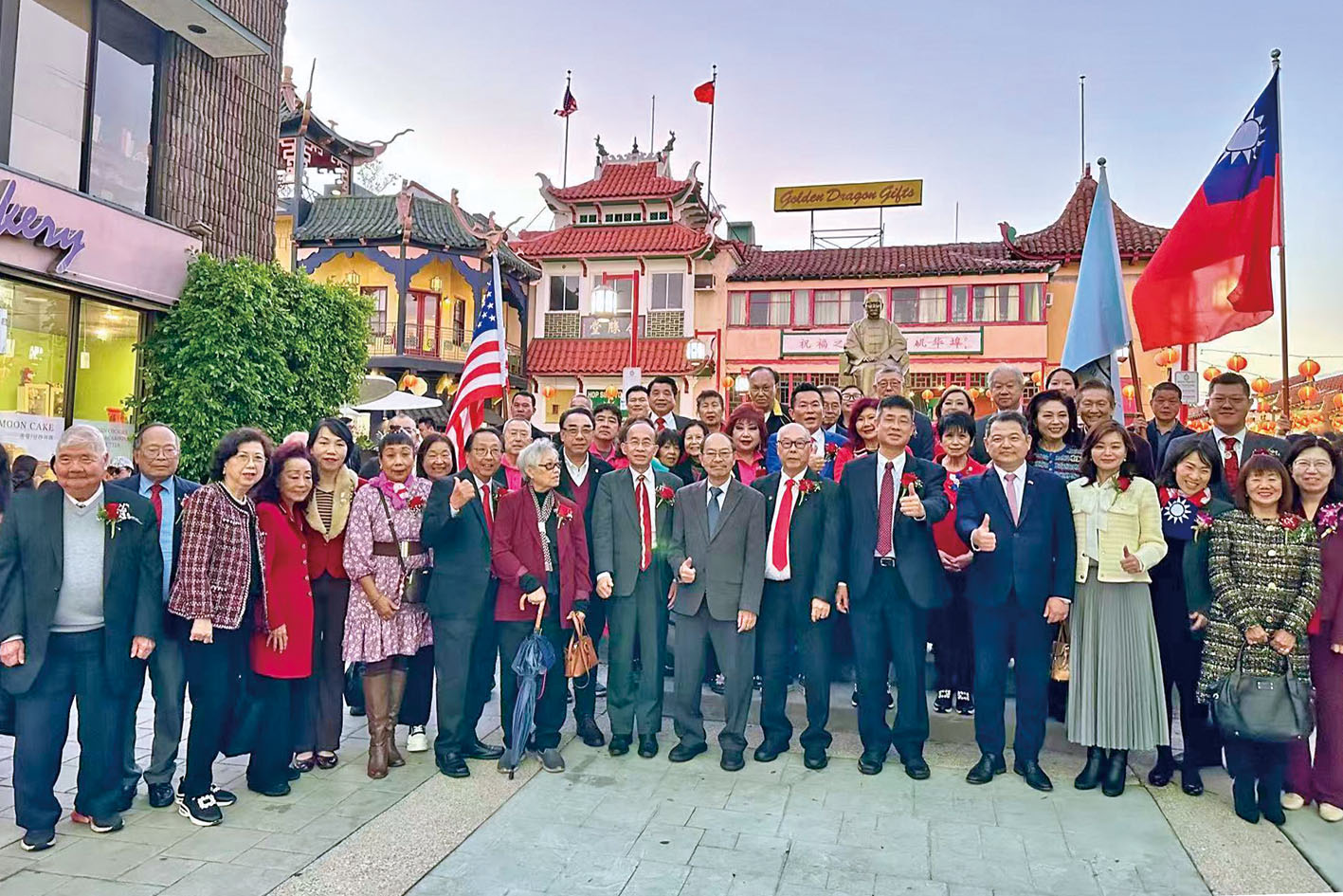 就職典禮結束後，全體向國父孫中山銅像獻花致敬後大合照。