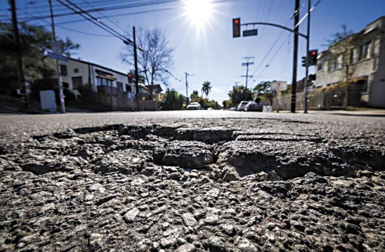 洛杉磯近期暴雨過後  已修復數千個坑洞