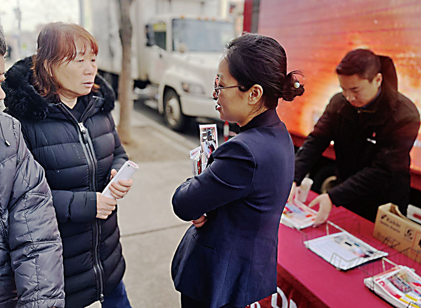 莊文怡派出其辦公室的黃美貞、伍溢文、以及謝曉瓊(右二)幫助受災華裔居民。莊文怡辦公室提供