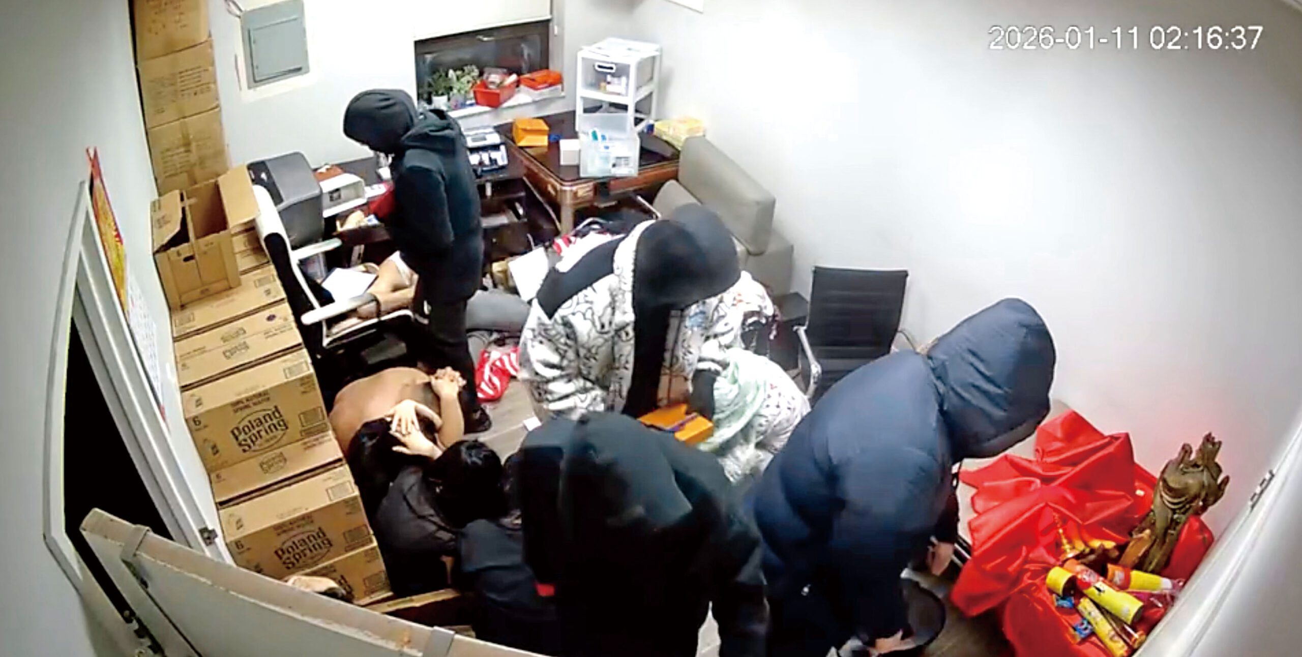 法拉盛發生凌晨令人震驚的入室搶劫案件，室內一片狼藉。 圖片來源：社交媒體小紅書