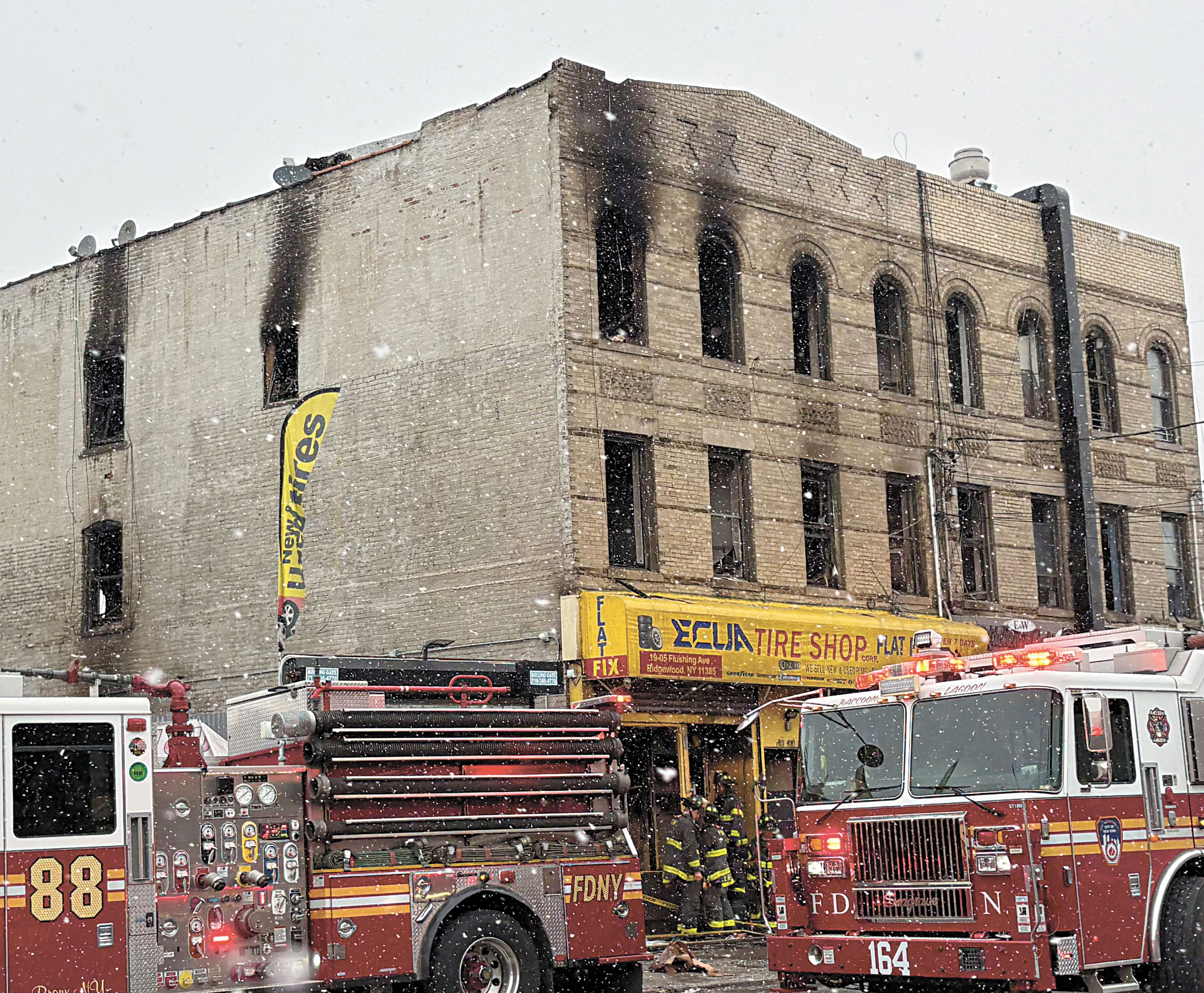 樓宇被焚燒數小時才受控，大火吞噬三層建築物燒通頂。