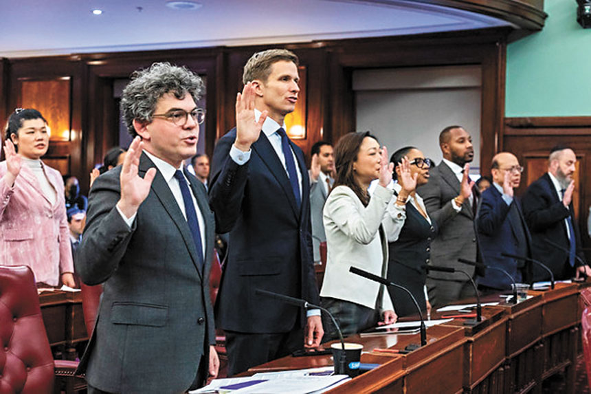 在州檢察官詹樂霞的監督下，全體市議員集體宣誓。