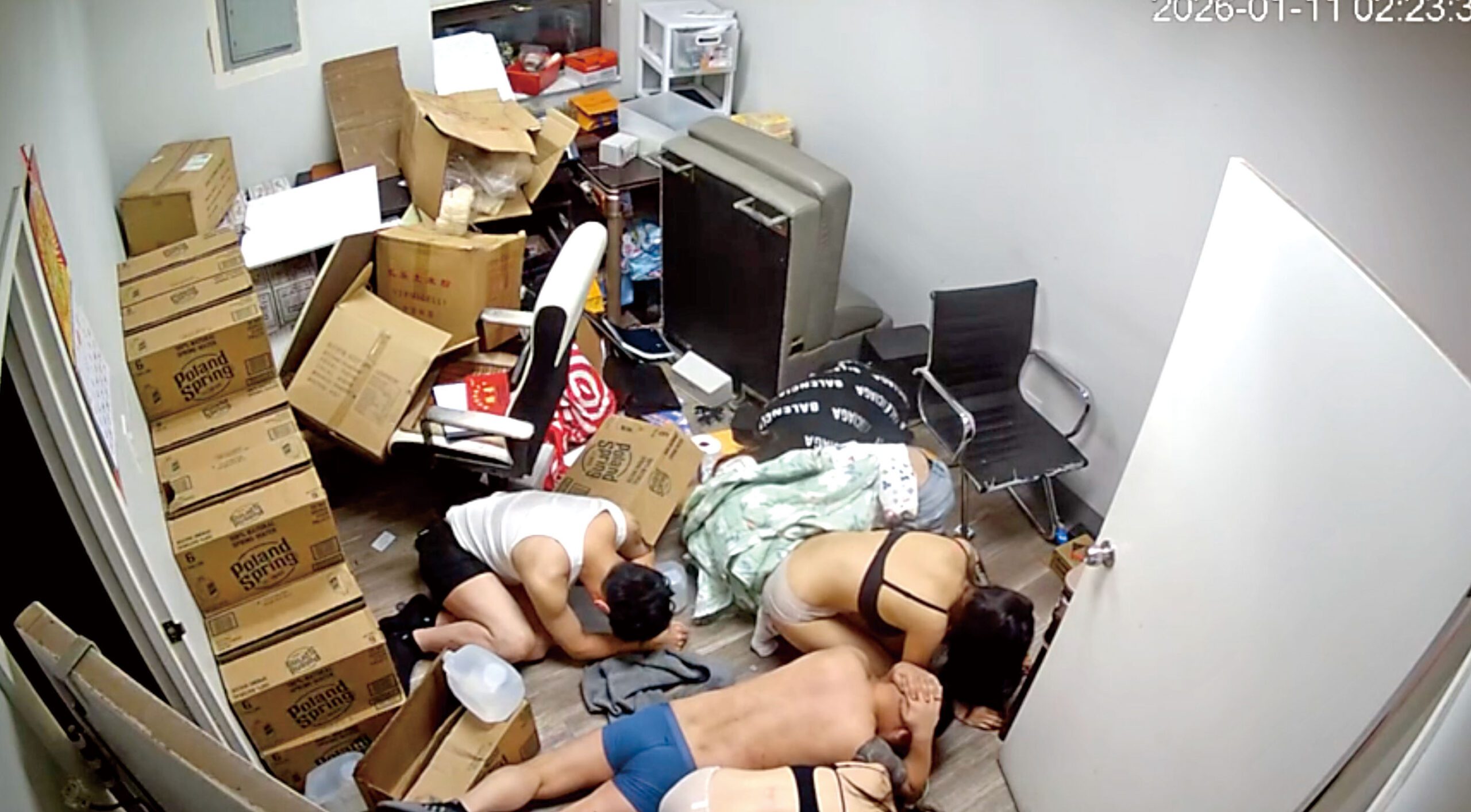 部分男女被要求脫下衣物。    監控視頻截圖