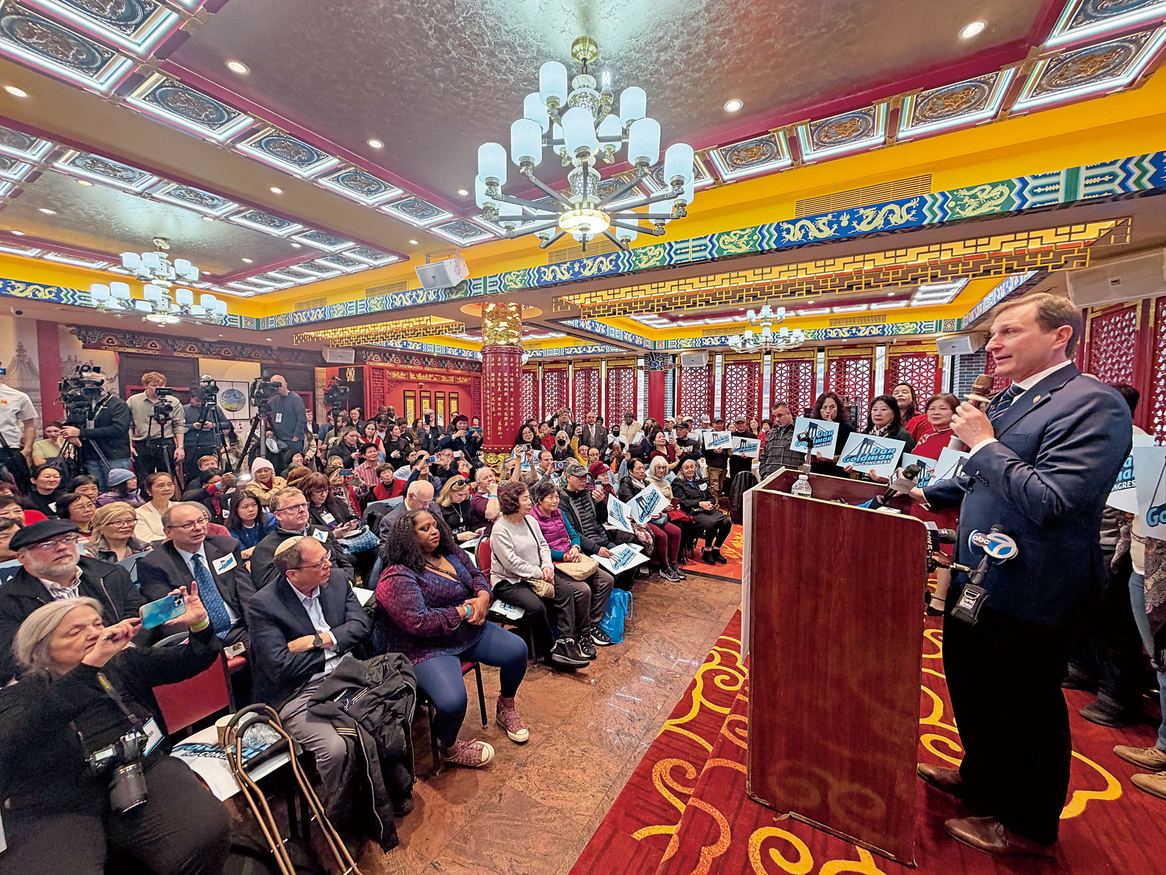 國會議員高德曼日前在華埠宣佈競選連任，得到不少華人支持。 本報檔案照片