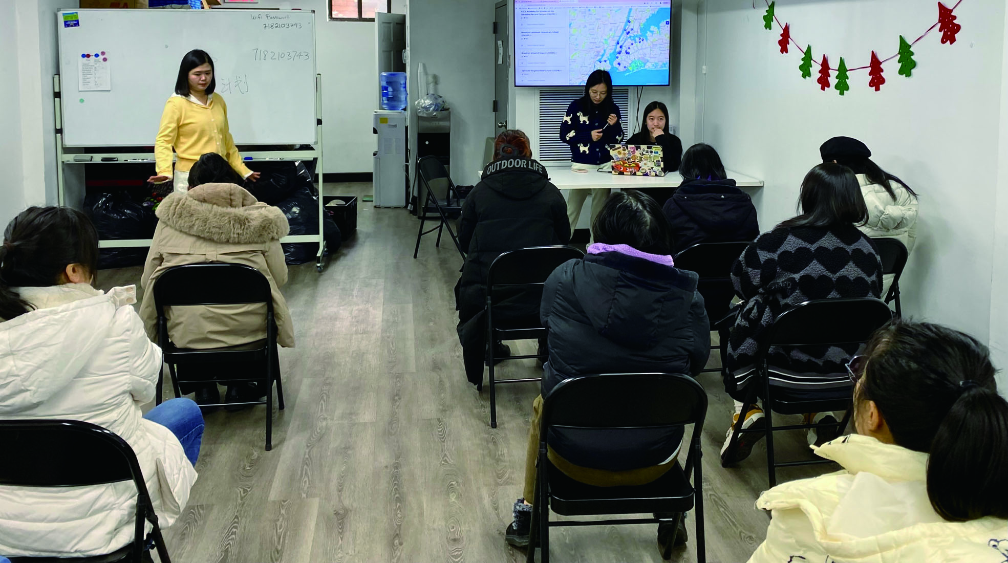 黃妮可(前排左一)等人出席7日講座。 張之銘攝