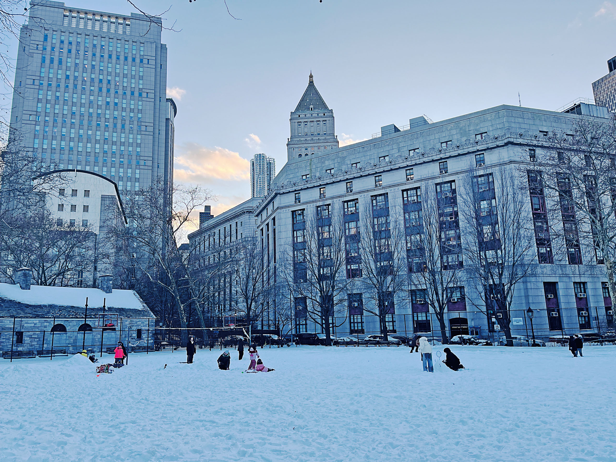 哥倫布公園一些孩子歡快玩雪。