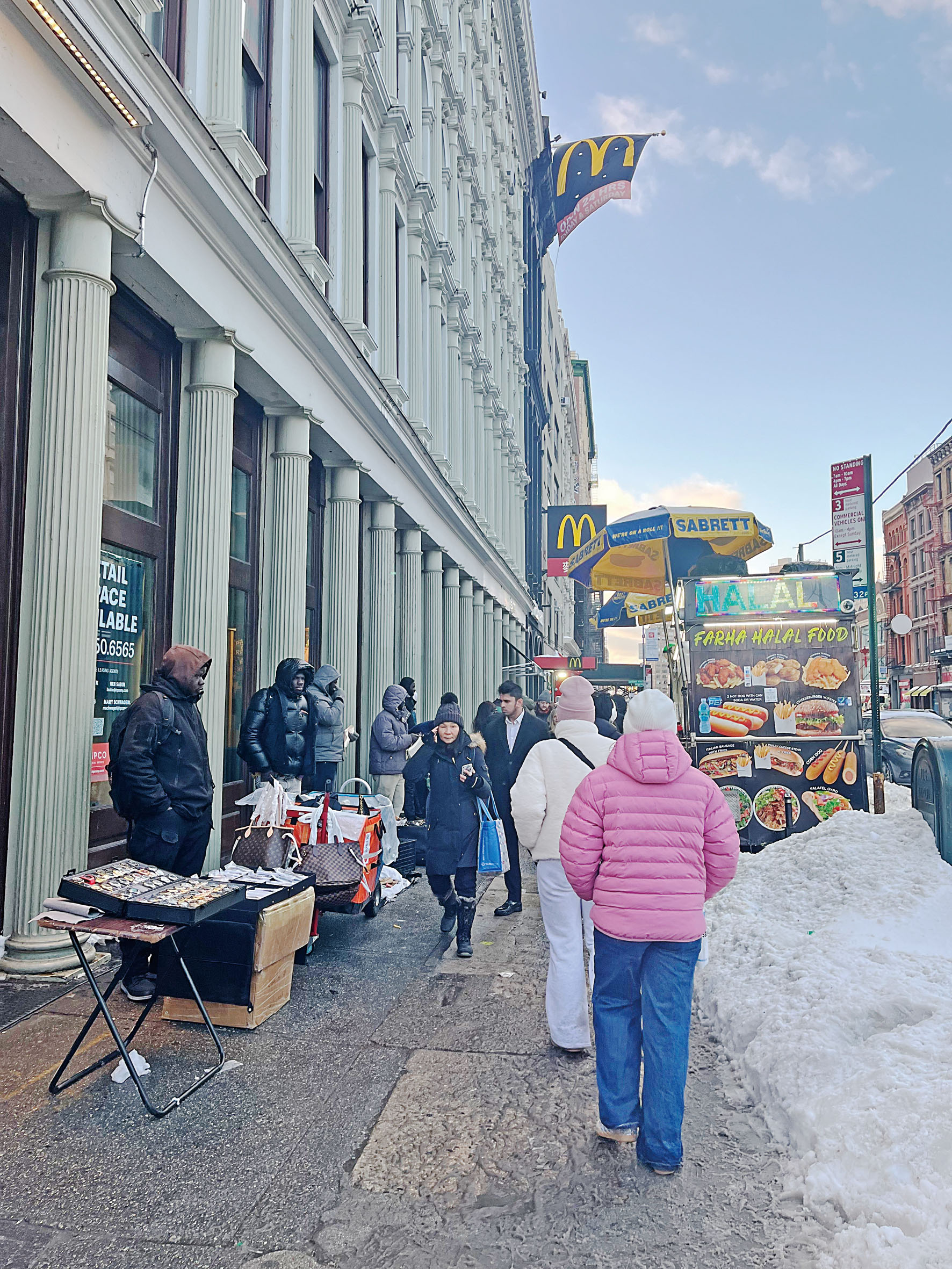 賣假名牌的非洲裔小販照常工作。