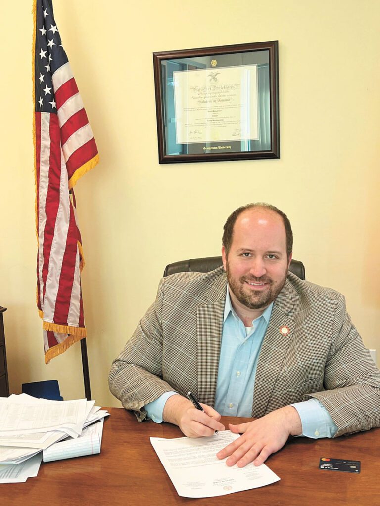 史島共和黨議員卡爾  任市議會少數黨領袖