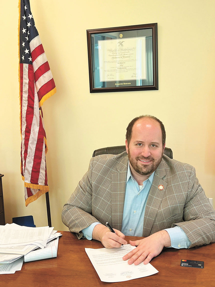 卡爾和華人社區關係密切。