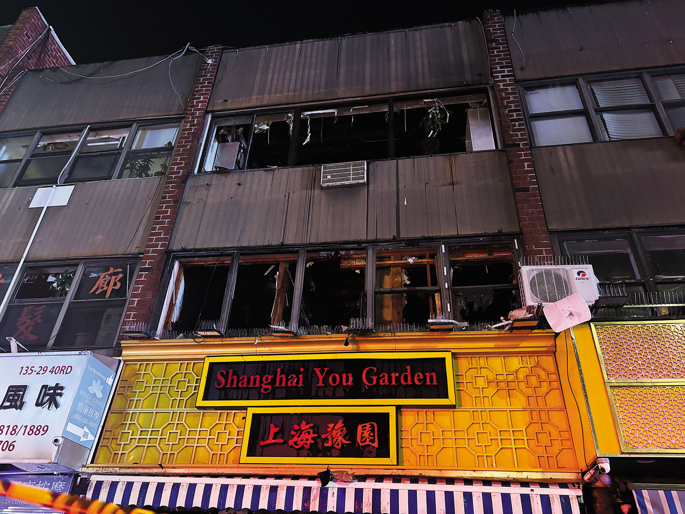 下午6時20分，上海豫園上方窗戶已被燒焦。讀者提供