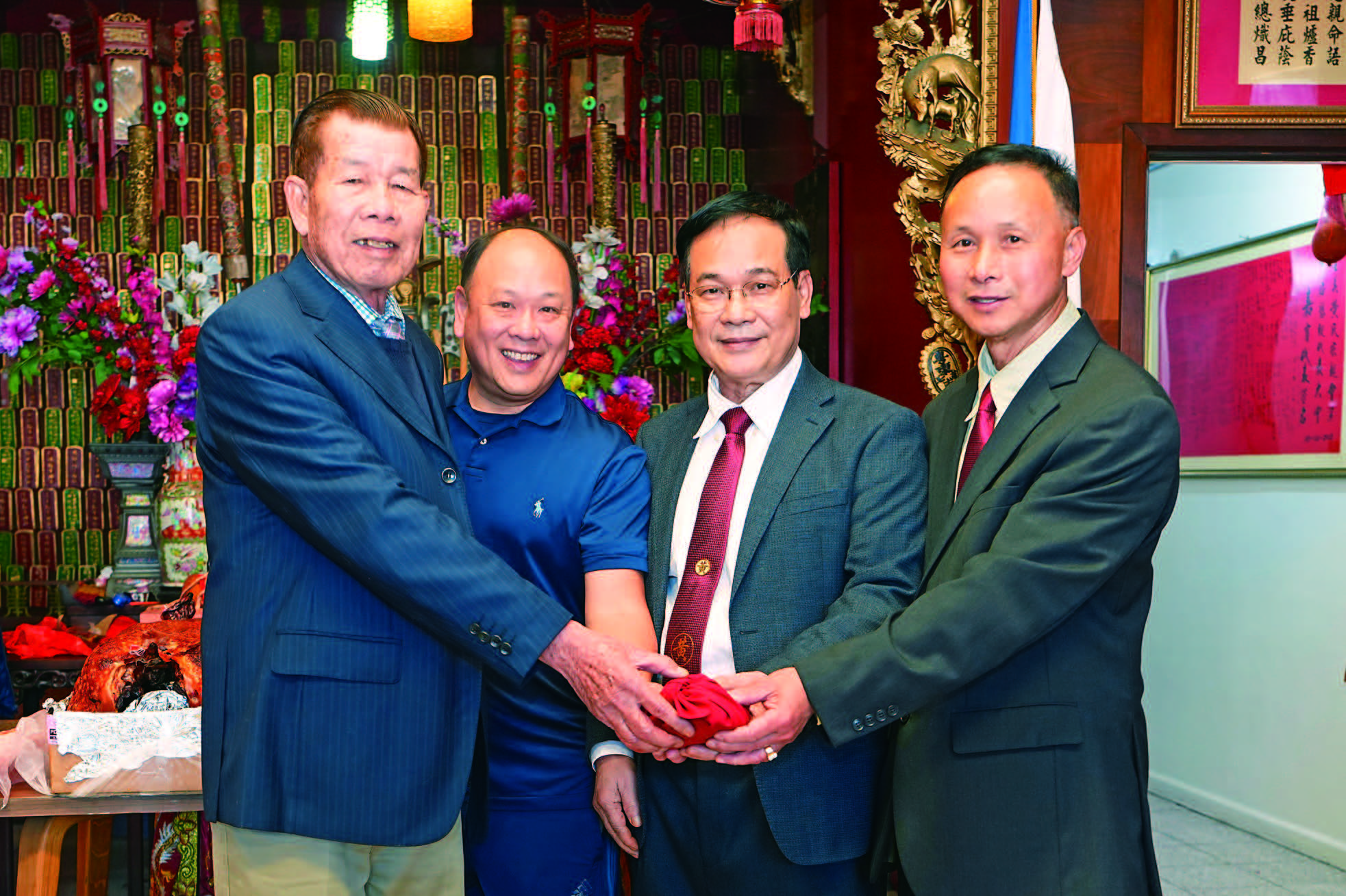 元老榮達（右2）、美西副總長若愚（左2）主持監交，連任主席華棟（左1）、副主席勁宏（右1）接過印信，履新就職。蕭強攝