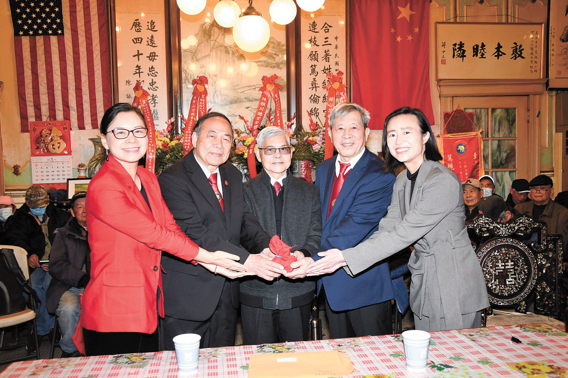 在監交人陳德業顧問（中)的監交下，新任主席陳羨棠（左 2)、副主席陳杏超（右 2) 接過印信,履新就職，市參事陳詩敏（右1），市參事陳小焱（左1）。譚國亮