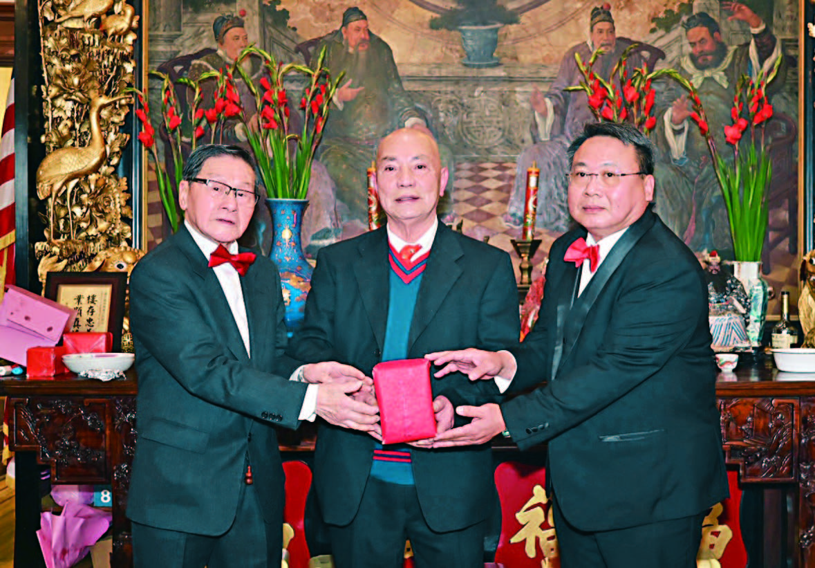 美國龍岡親義總公所交接禮，元老劉兆康（中）主持監交，新任主席張永強（右）與滿任主席關樹德（左）順利交接印信。