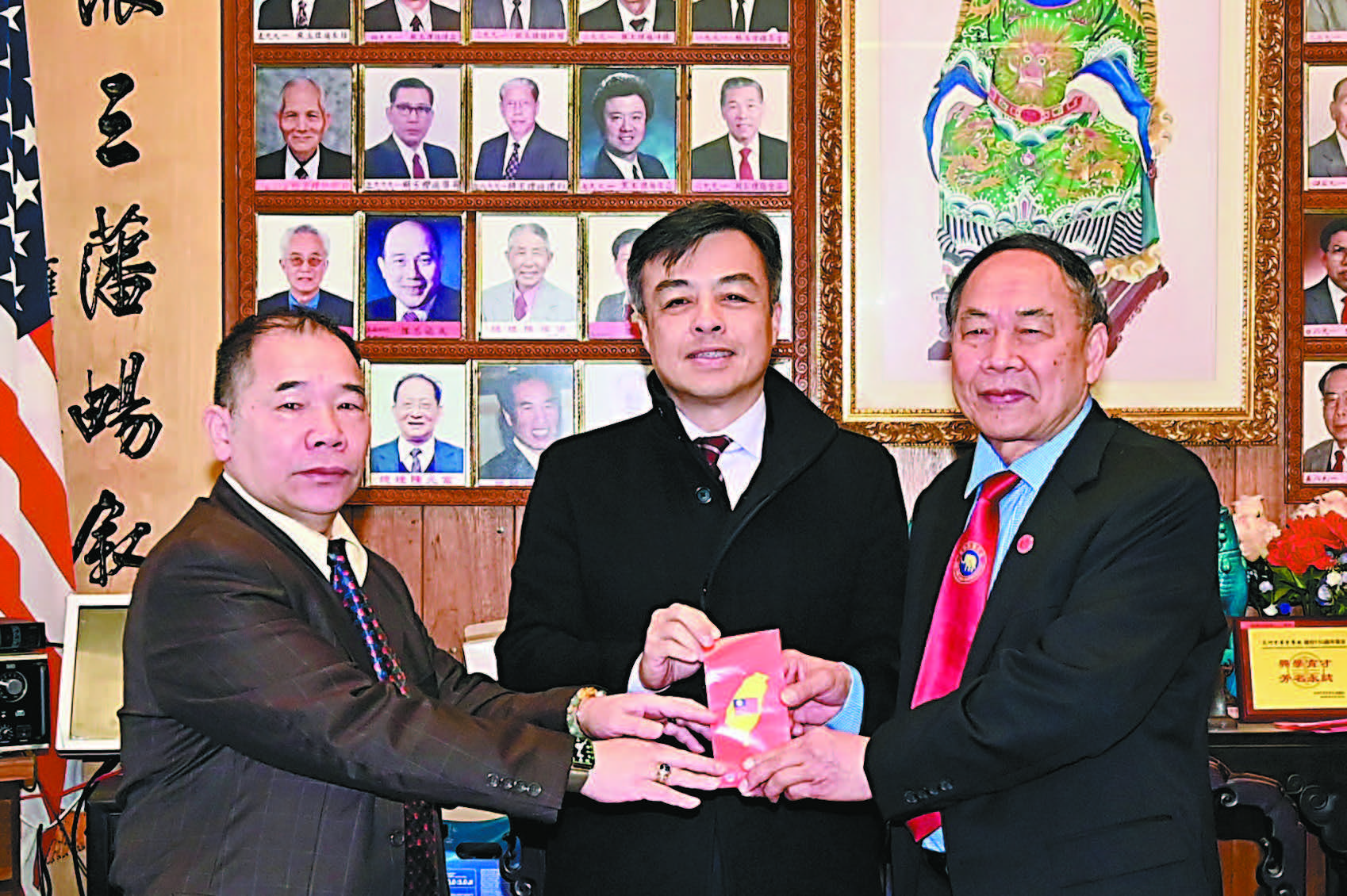 經文處處長伍志翔（中）主持監交，新任總理羨棠（右）、副總理健民（左）接印履新，執掌堂務。馬紅兵攝