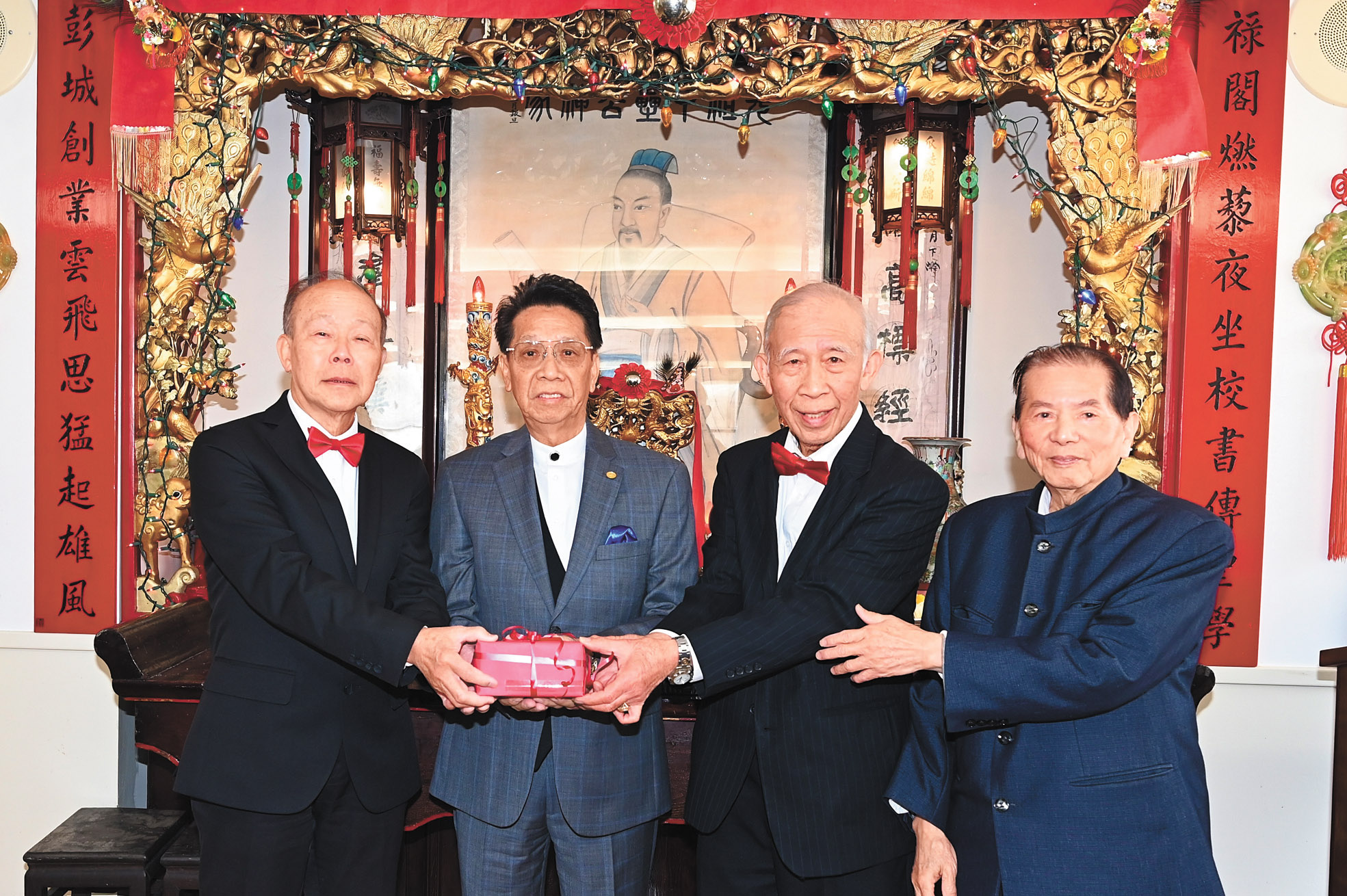 元老民富（左2）主持監交，新任主席柏活（右2）、副主席少欽（右1）與滿任主席新煥（左1）順利完成交接，為劉家公所掌舵。馬紅兵攝