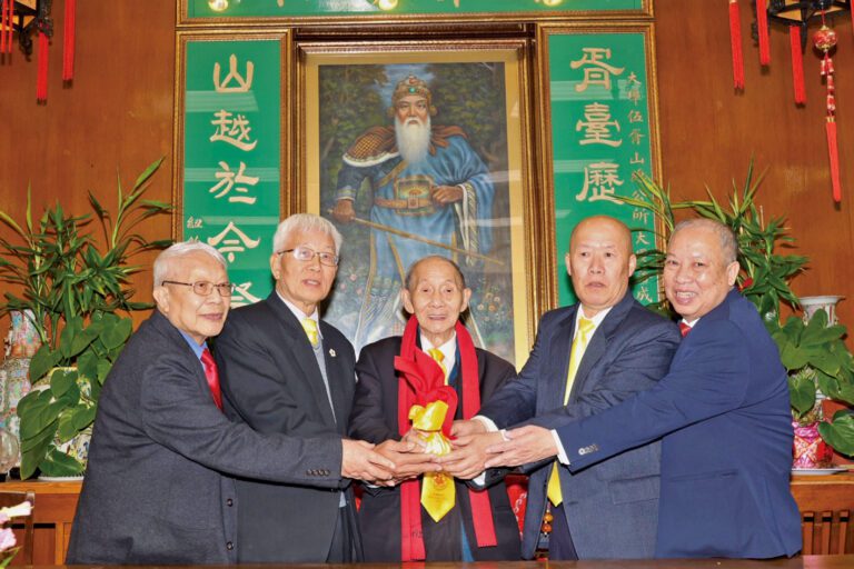 全美伍胥山公所總長 旅美伍胥山總公所職員交接盛大舉行 總公所連任主席熾明 副主席保抗 凝心力 聚宗誼 譜新章