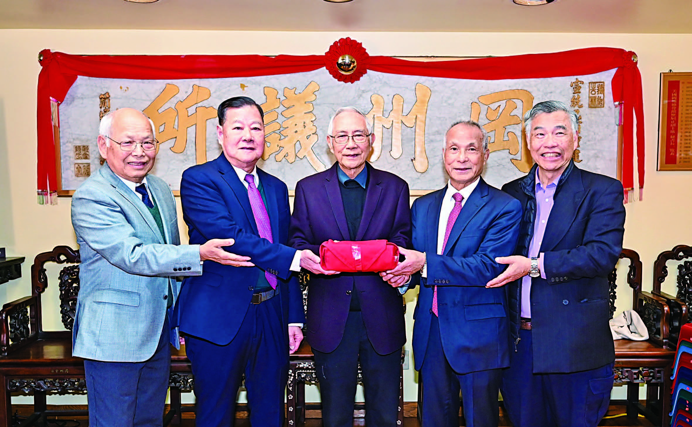 監事長蔣康榮顧問（中）主持監交，新任主席陳社烈（左2）、副主席劉志良（左1）從滿任主席張逢濯（右2）、副主席黃國康（右1）手中接印履新，正式視事。馬紅兵攝