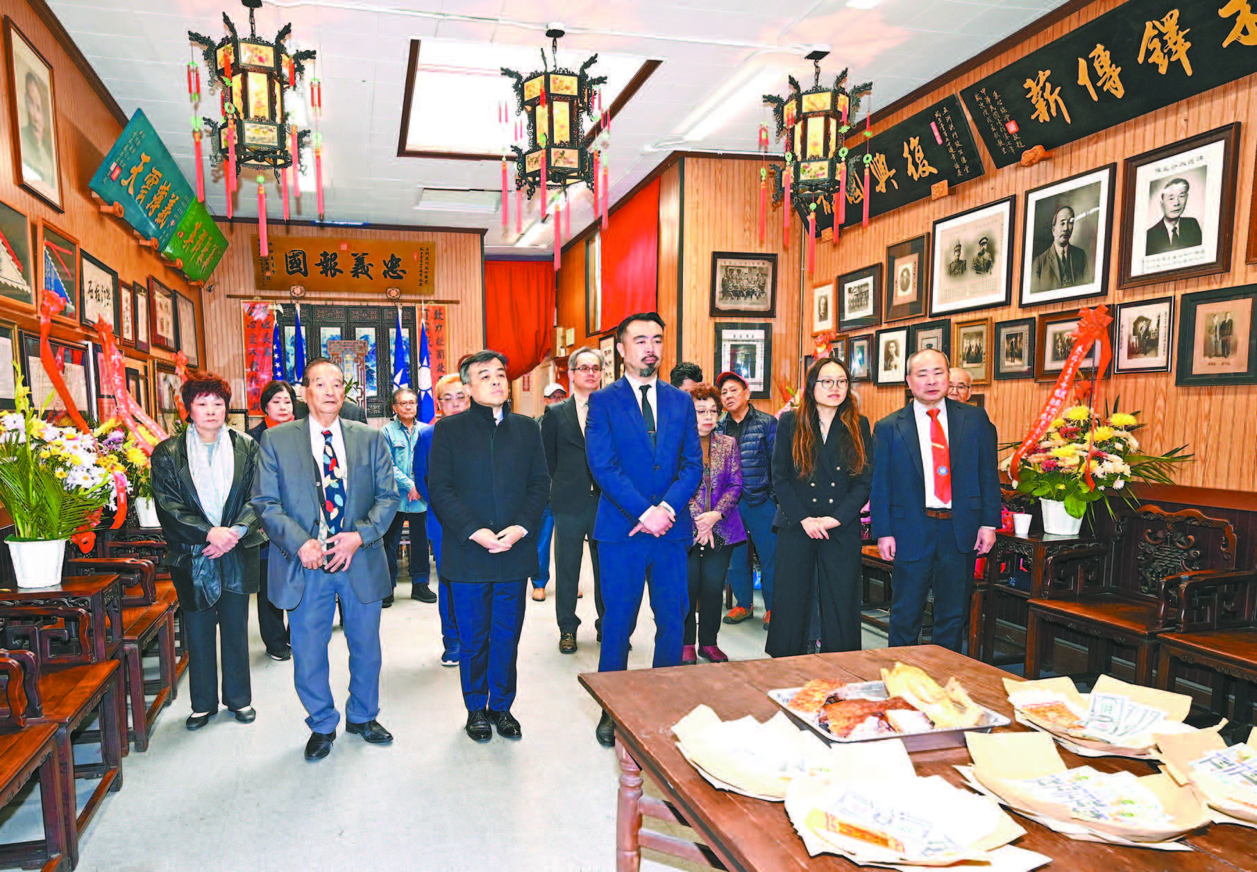 經文處、文教中心官員與致公總堂首長昆仲齊聚禮堂，虔誠祀祖。馬紅兵攝