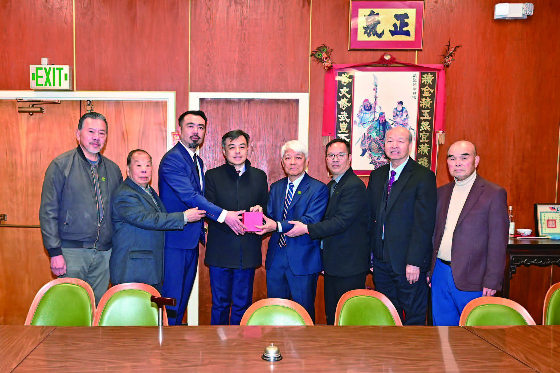 經文處處長伍志翔（左4）主持監交，元老梁坤（右2）、黃惠喜（右1）、趙炳賢（左1）見證下，新任總理梁國緯（左3）、副總理梁國杰（右3）與滿任總理張博器（右4）、副總理羅?泉（左2）順利交接，承接使命。馬紅兵攝