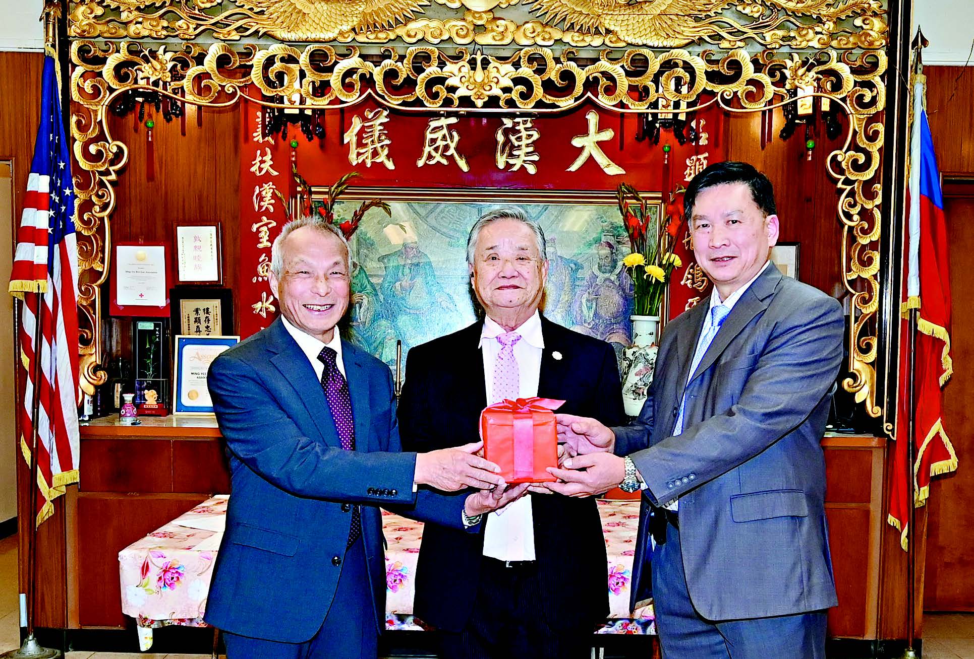 在元老張國欽（中）主持監交下，新任主任趙國扶（右）從滿任主任張逢濯（左）手中接過印信，履新就職。馬紅兵攝