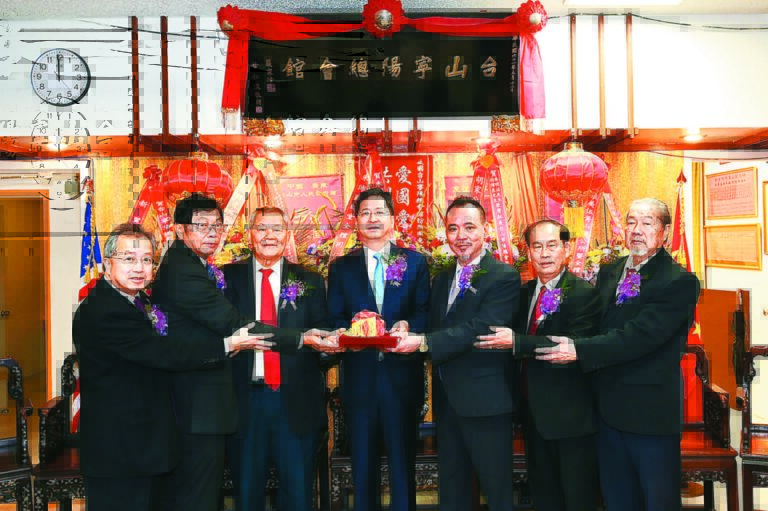 駐美台山寧陽總會館舉行2026年度新屆職員交接典禮 新任主席朱明沾 副主席胡偉良 通事譚卓權愉快上任 滿任主席鄺健昌 副主席伍彥文 通事李兆權功成身退