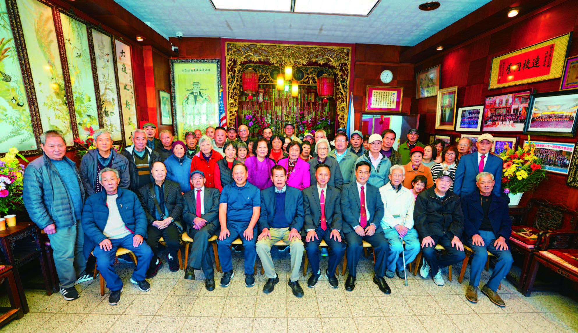 黃氏宗親總會首長職員及宗親在禮堂大合影。蕭強攝
