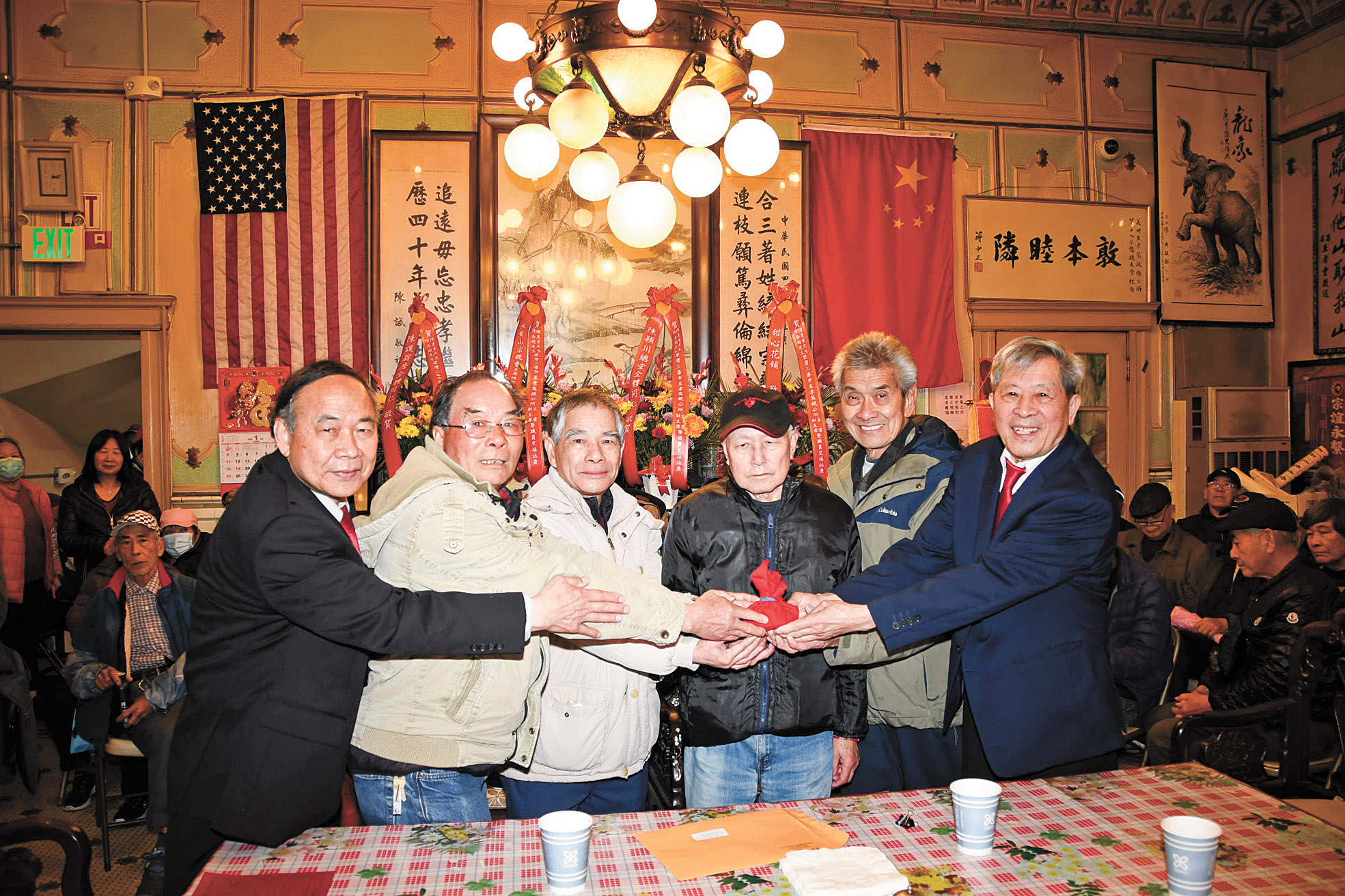 在主席陳羨棠(左 1)、副主席陳杏超(右 1) 的見證下，新任歷山寄盧主任陳啟原（左 2)、副主任陳紹和（左 3) 接過滿任主任陳賡瑜(右 3) 副主任陳漢亮(右 2) 印信,履新就職。譚國亮攝