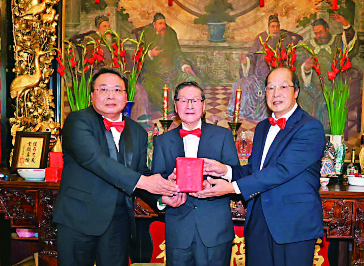 三藩市龍岡親義公所交接禮，元老關樹德（中）主持監交，新任主席趙汝輝（右）與滿任主席張永強（左）順利交接印信。